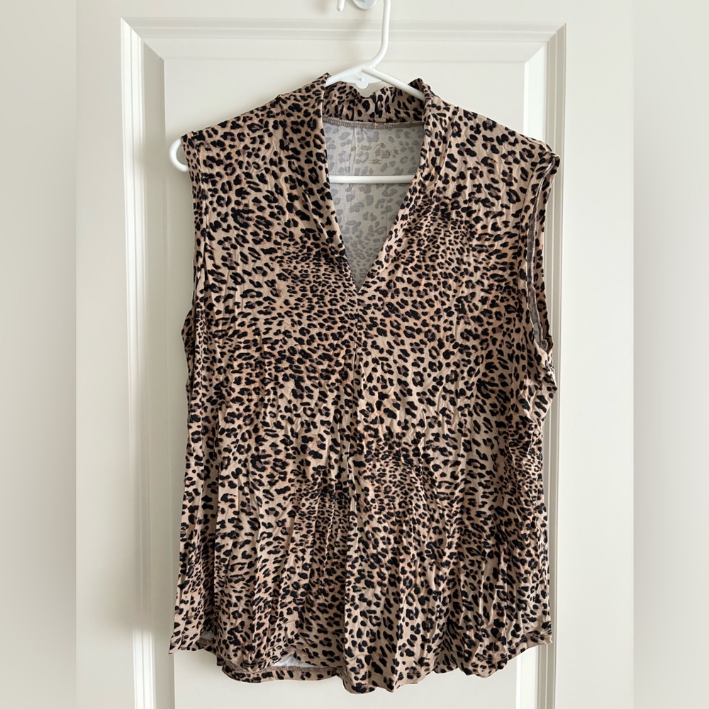 Chic Leopard Print V-Neck Sleeveless Blouse